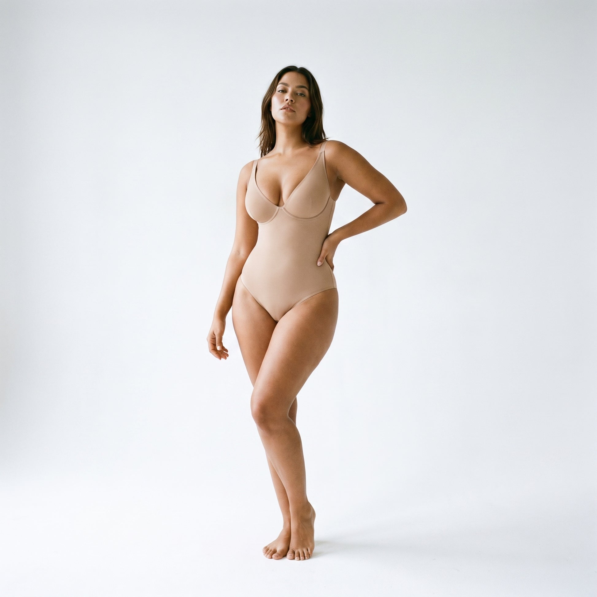 Body sculptant intégral coloris beige - pose trois quarts - Silueta Parisienne