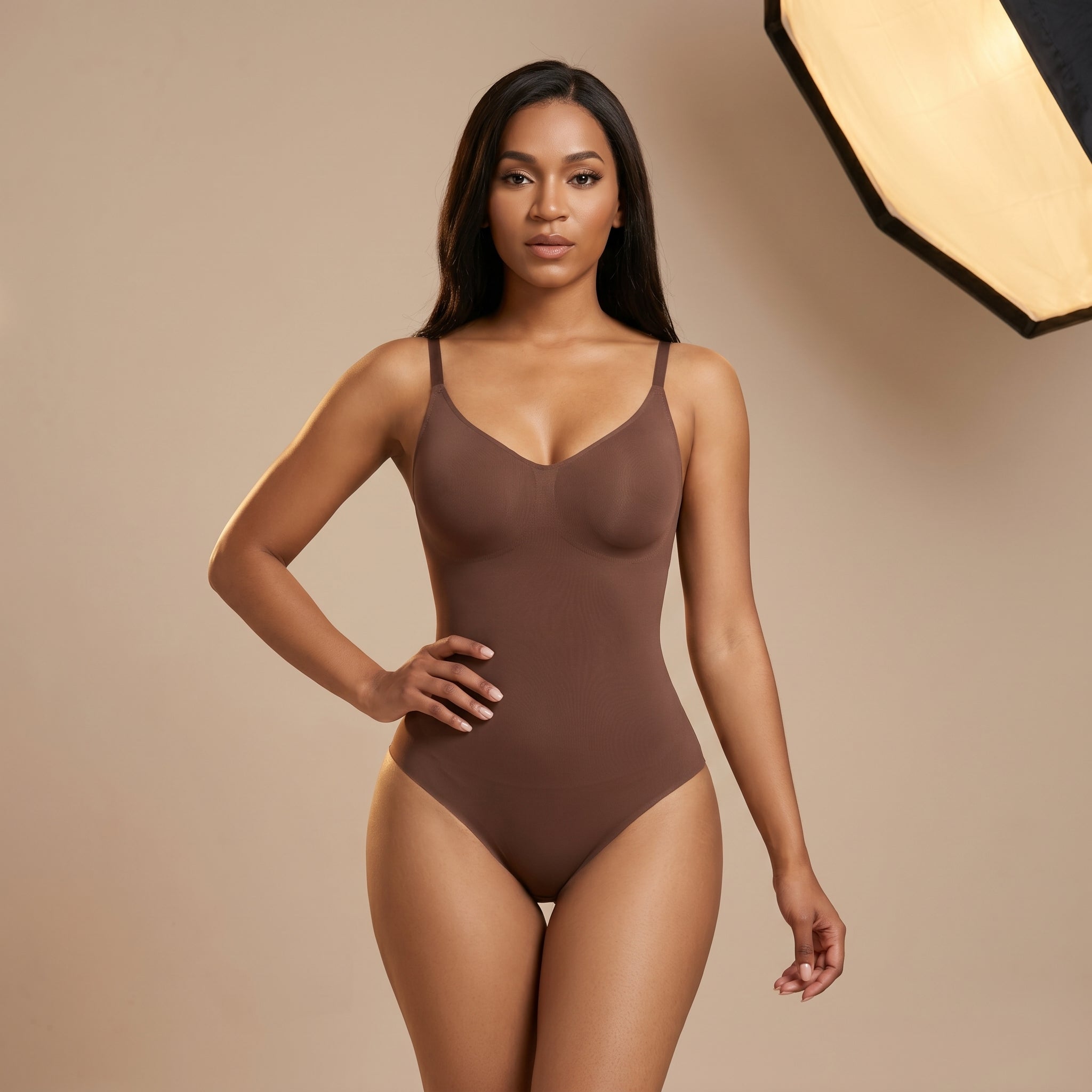Gaine intégrale seamless cacao portée par mannequin - silhouette sculptée ventre plat - Silueta Parisienne