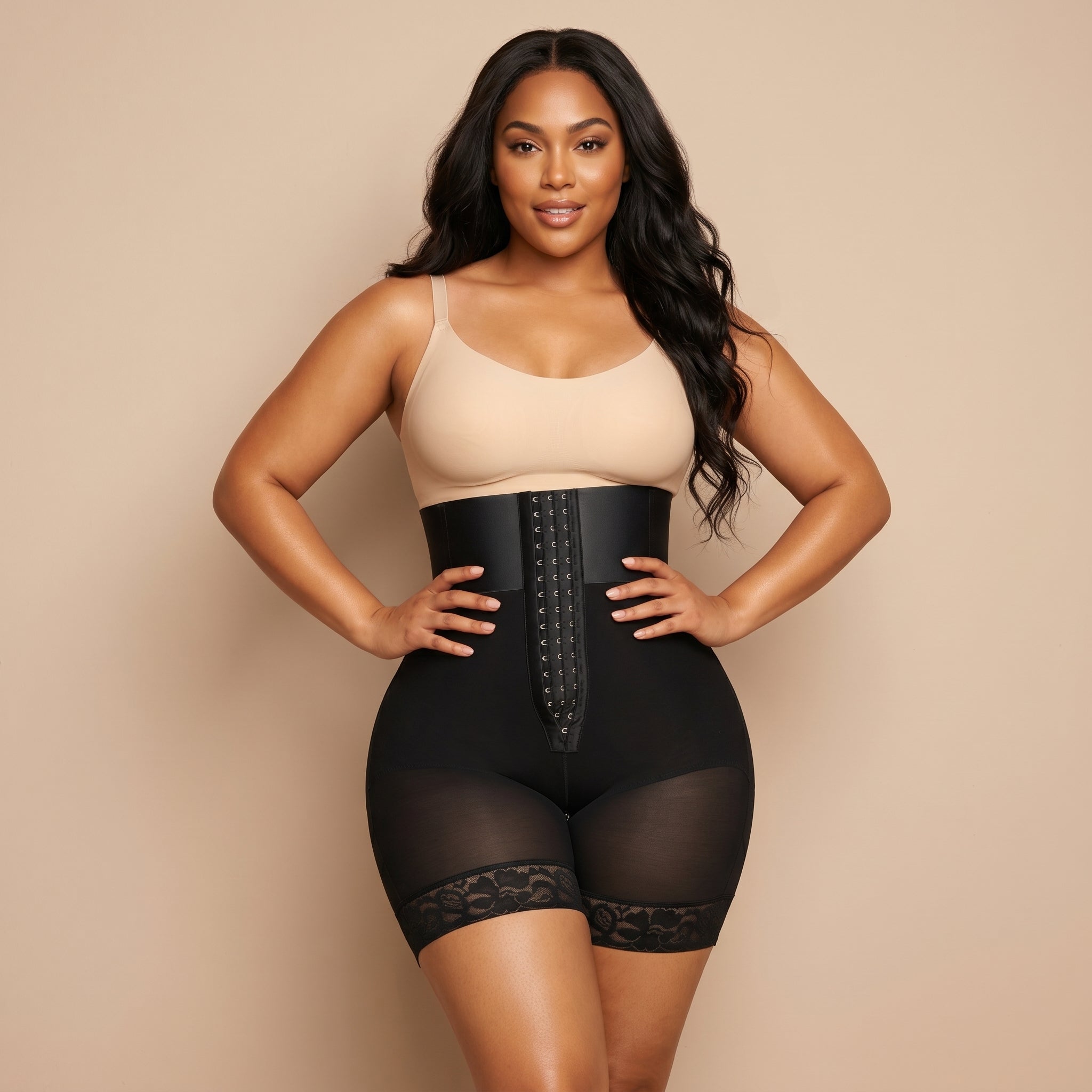 Pantalon Gainant Grande Taille - mannequin porté grande taille silhouette - Silueta Parisienne