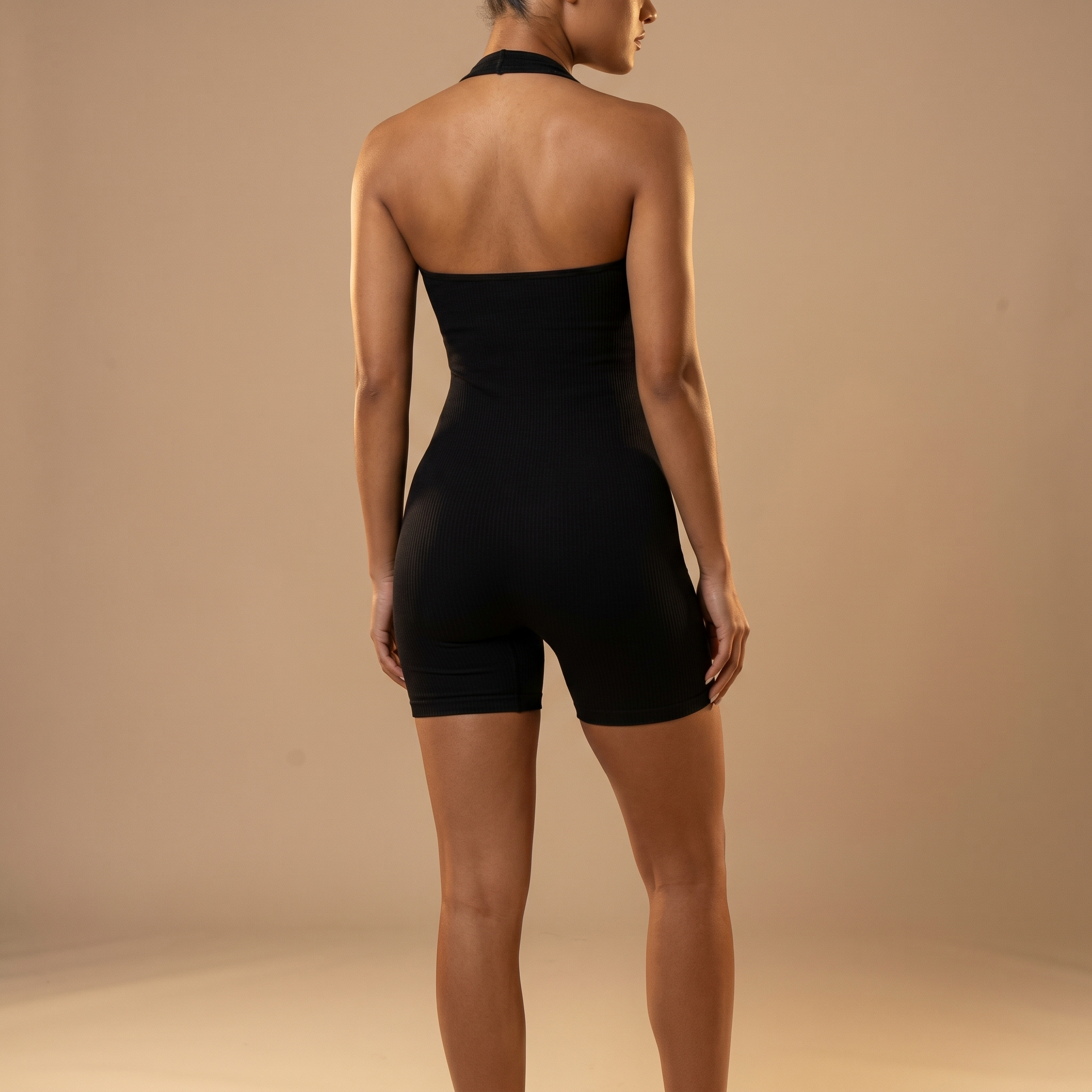 Combinaison Sculpt Élégance - photo ultraréaliste vue dos - silhouette dynamique - Silueta Parisienne