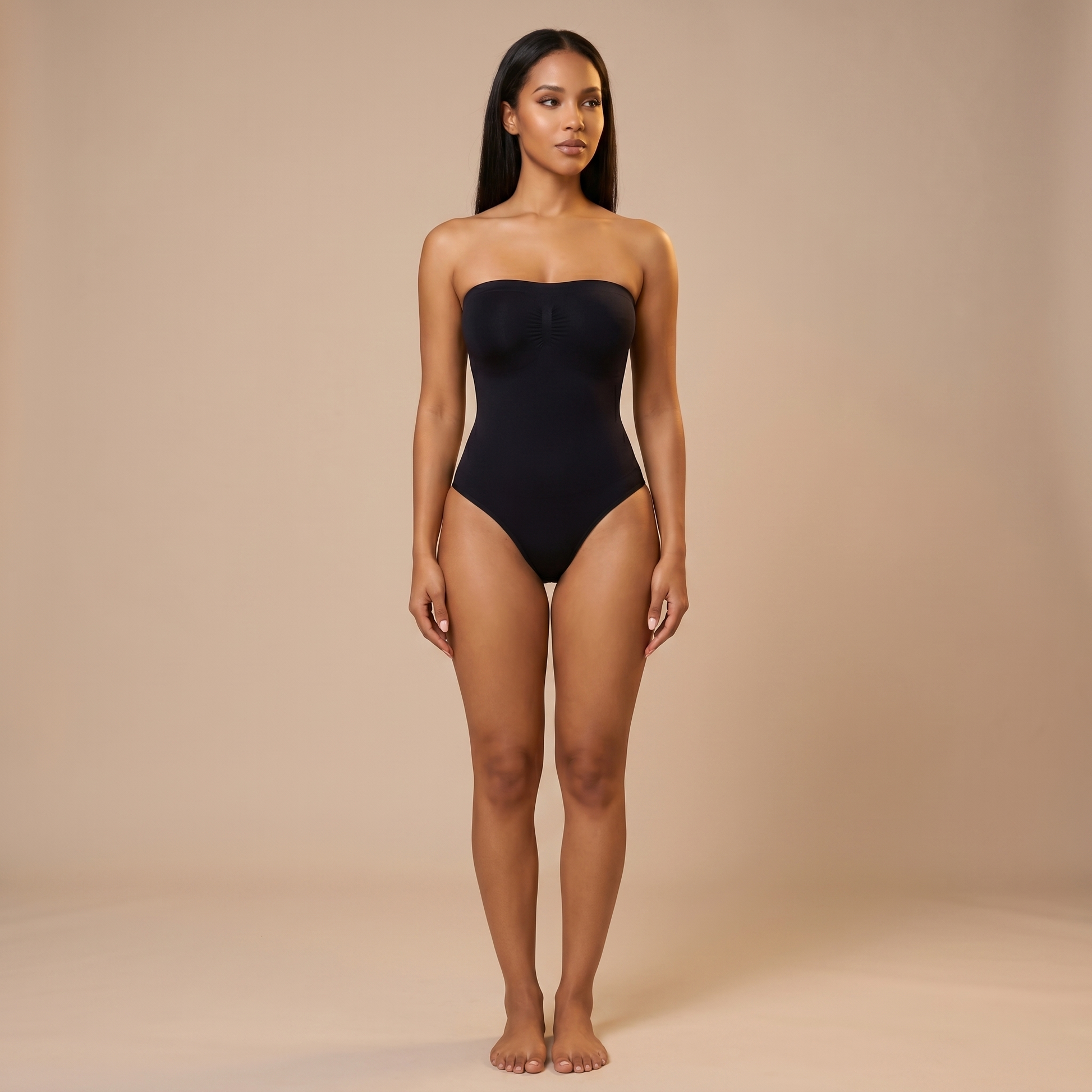 Combinaison Gainante Sans Bretelles - photo ultraréaliste face mannequin caramel - body bustier noir - Silueta Parisienne