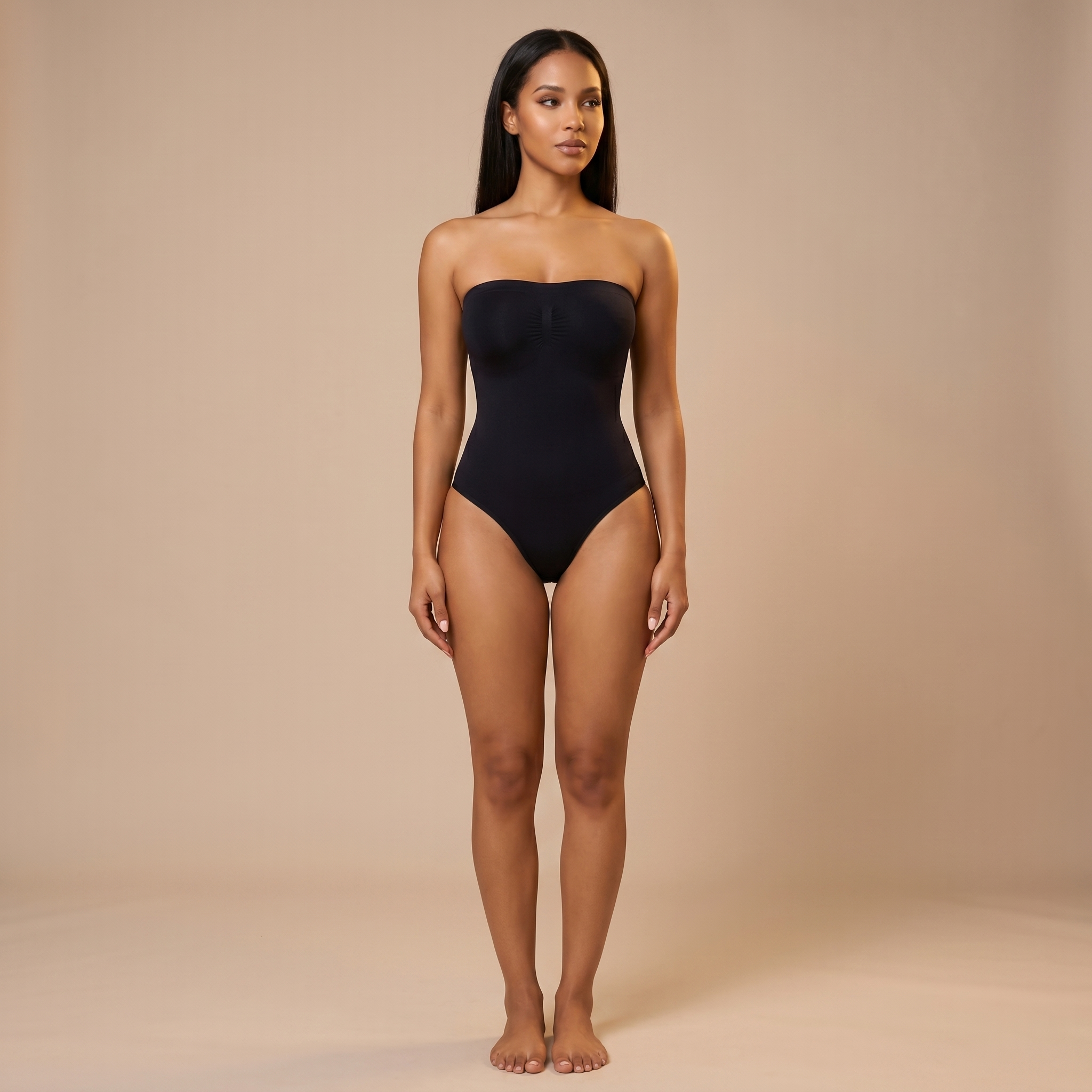 Combinaison Gainante Sans Bretelles - photo ultraréaliste face mannequin caramel - body bustier noir - Silueta Parisienne