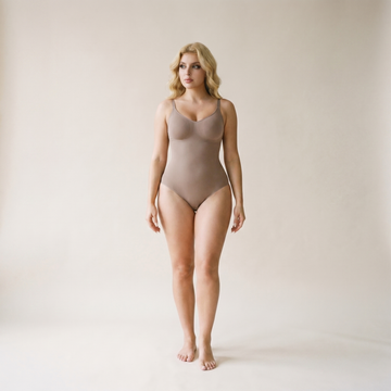 Gaine Intégrale Zéro Défaut - photo ultraréaliste face mannequin - body seamless cacao - Silueta Parisienne